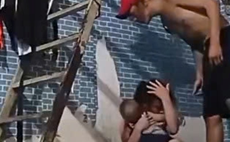 Một đoạn clip livestream ghi lại cảnh người đàn ông hành hung cô gái đang ôm con nhỏ tại phòng trọ trên địa bàn TP.HCM khiến dư luận bức xúc.