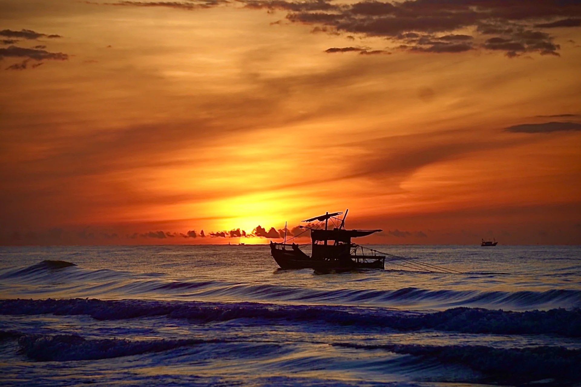 sức hút khó cưỡng của khoảnh khắc bình minh trên biển.