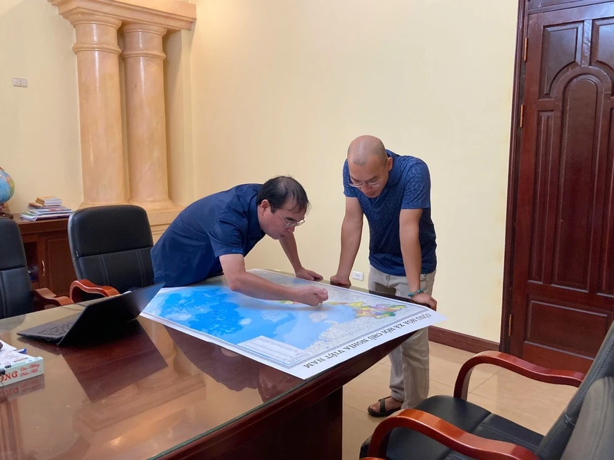 Ông Lê Minh Hải - Chủ tịch kiêm Tổng giám đốc Nhà xuất bản Tài nguyên - Môi trường và Bản đồ Việt Nam - duyệt bản in. Ảnh: NXB Cung cấp.