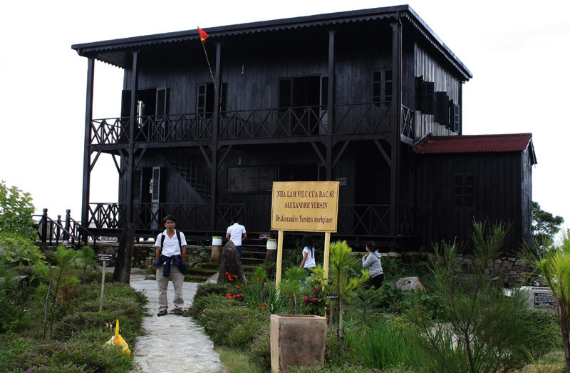 Ngôi nhà gỗ được xây dựng vào khoảng năm 1914, nằm chênh vênh ở độ cao gần 1.600 mét so với mực nước biển.