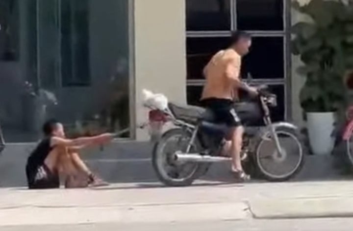Một clip ghi lại cảnh bé trai bị trói tay, xích chân rồi bị kéo lê bằng xe máy giữa đường phố Hải Phòng