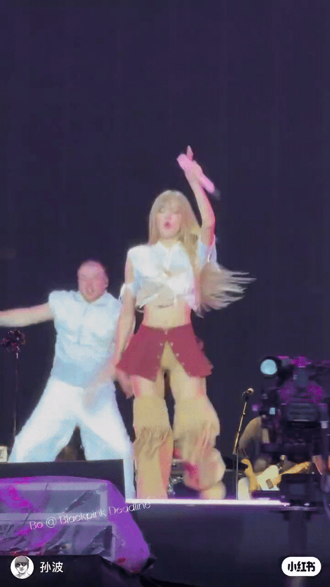 Hình ảnh gây tranh cãi từ sân khấu mở màn DEADLINE