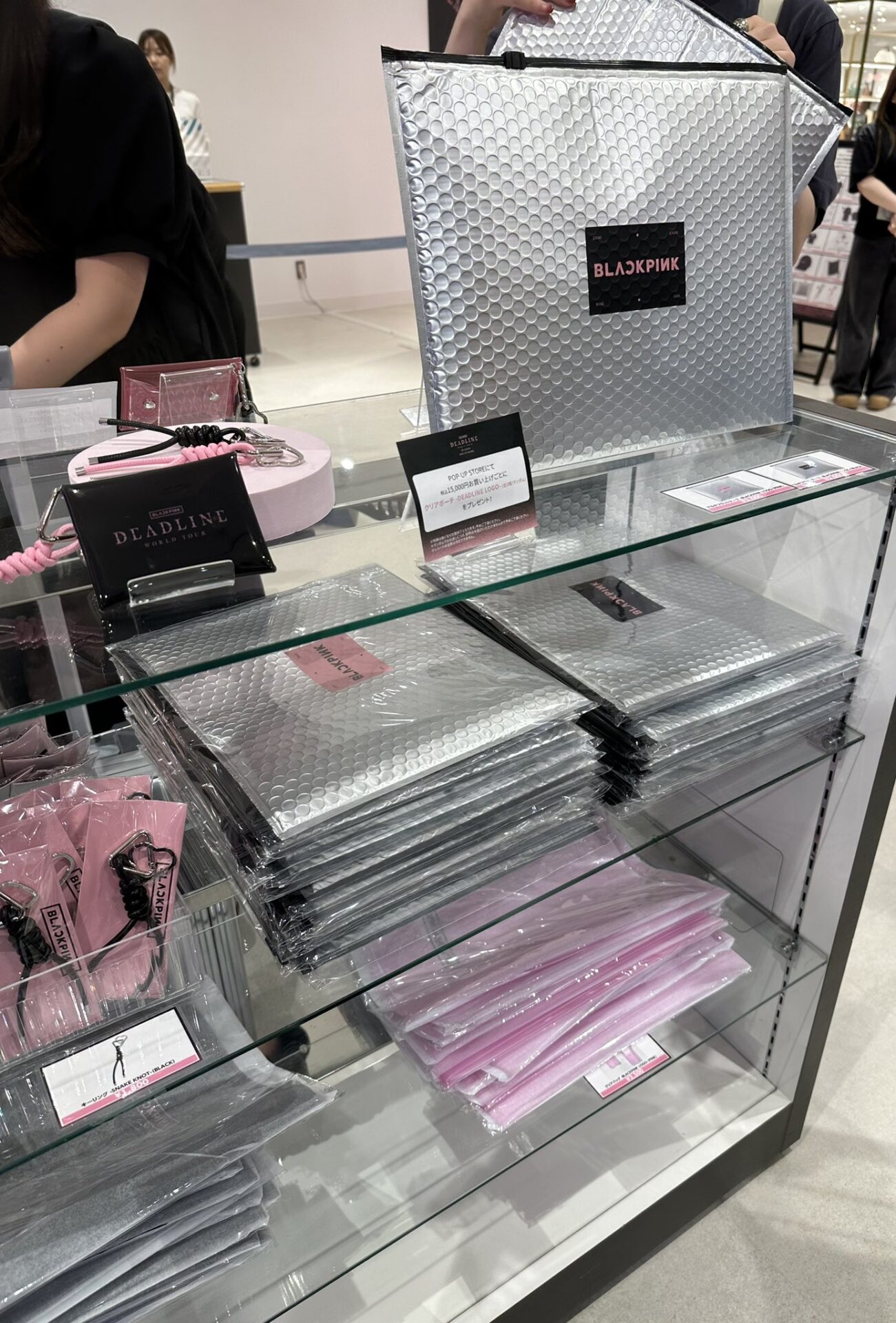 dường như đang chọn cách kể một câu chuyện khác về thời trang: không cần logic, chỉ cần viral.