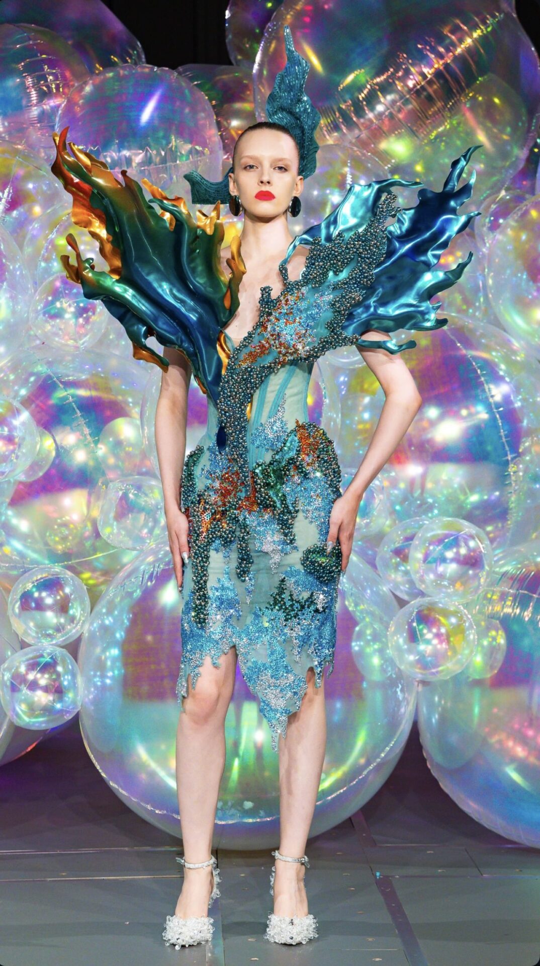  Các thiết kế của Truyển không chạy theo hình thức cầu kỳ quá mức, mà chú trọng vào tỉ lệ, cấu trúc và khả năng tương tác với cơ thể người mặc. 