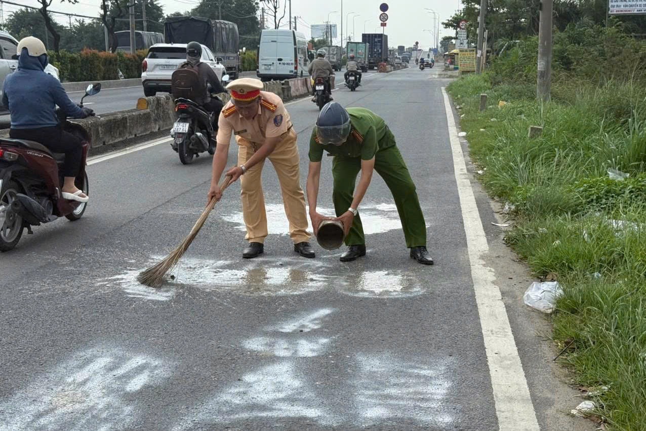 Lực lượng chức năng đã tiến hành xoá bỏ dòng sơn.
