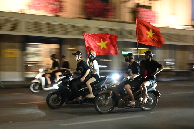 Trung tâm các thành phố lớn “vỡ òa” sau bàn thắng duy nhất