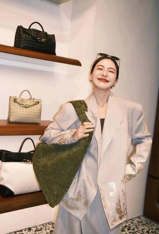Chính sự mỏng manh của da bê cùng thiết kế mềm mại theo phong cách hobo bag có thể là nguyên nhân khiến sản phẩm dễ chịu ảnh hưởng 