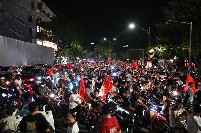 Dòng người rực đỏ len lỏi giữa ánh đèn thành phố, mang theo niềm tự hào về một thế hệ cầu thủ trẻ bản lĩnh và đầy triển vọng.