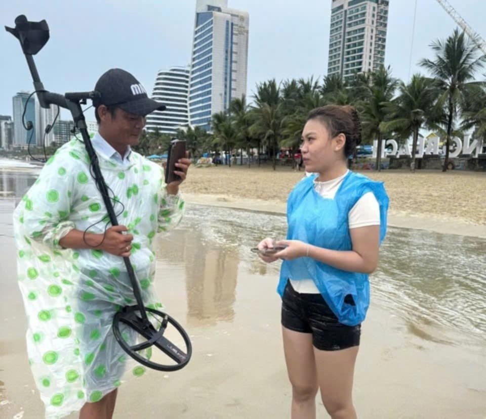 Hơn một giờ tìm kiếm trong mưa