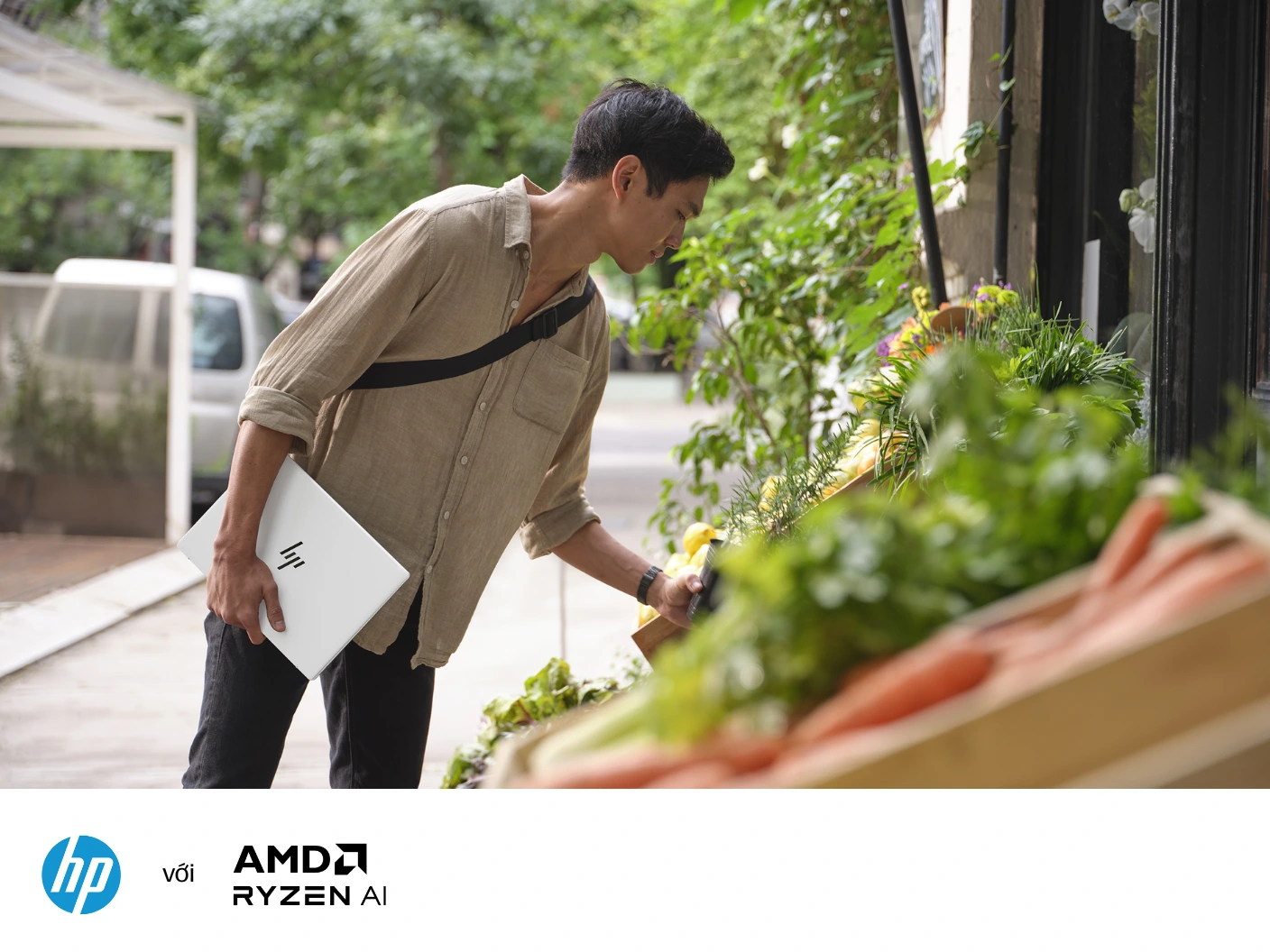 đại diện tiêu biểu cho dòng máy tính AI thế hệ mới, tích hợp vi xử lý AMD Ryzen AI 7 350 và nặng chưa tới 1 kg.