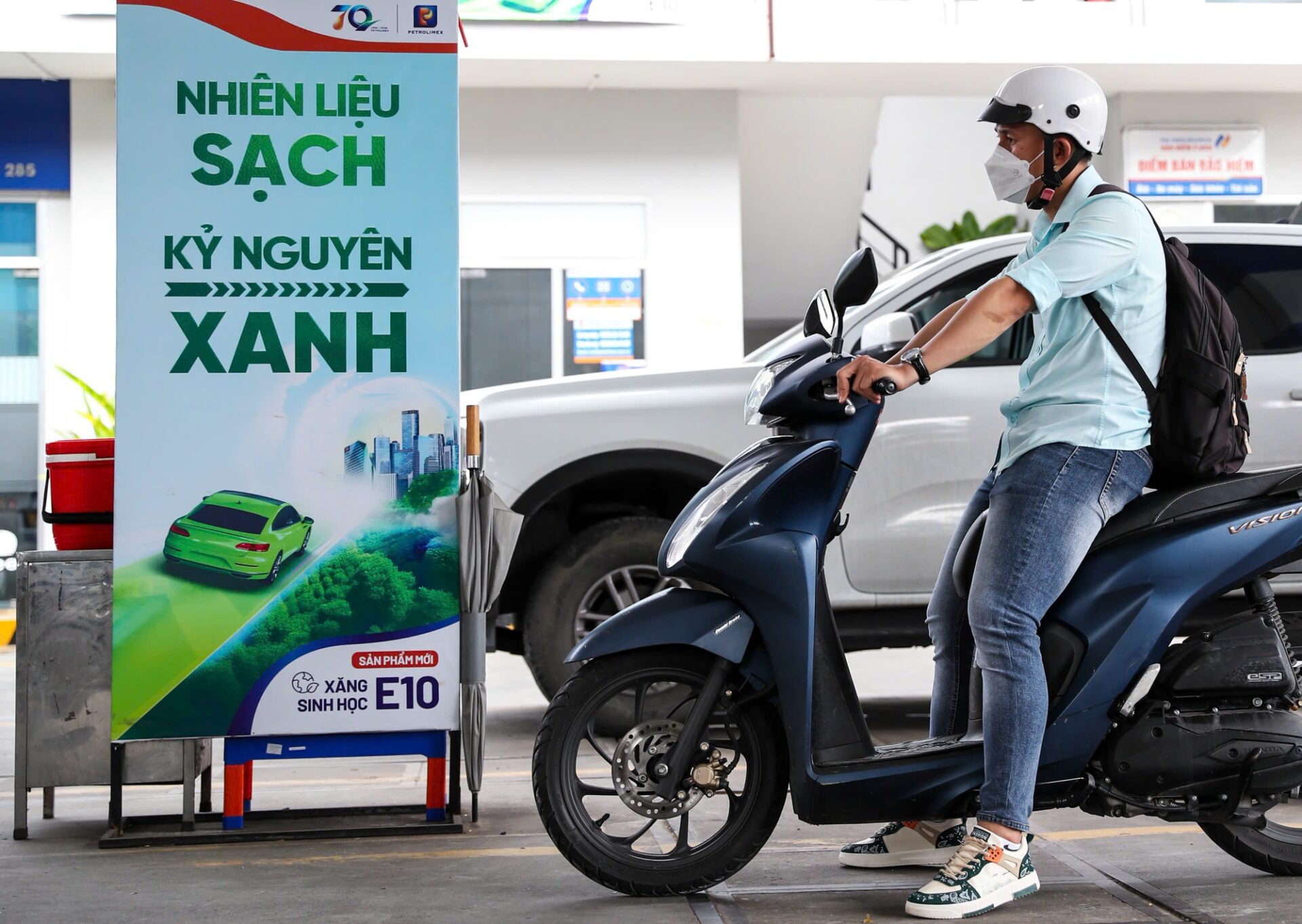 Dù E10 có nhiều ưu điểm về mặt kỹ thuật và môi trường, người tiêu dùng vẫn tỏ ra thận trọng.