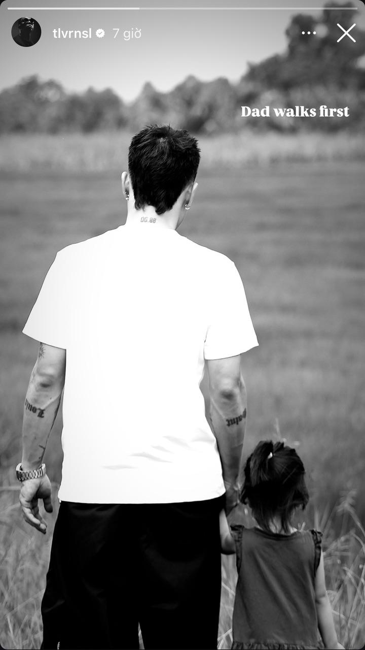 Touliver – người luôn kín tiếng – đột nhiên chia sẻ hình ảnh mang thông điệp “Dad walks first”.