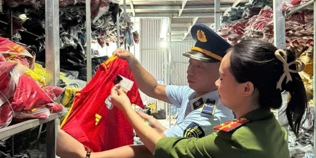  Khởi tố đối tượng buôn bán hơn 35.000 bộ quần áo thể thao giả nhãn hiệu nổi tiếng