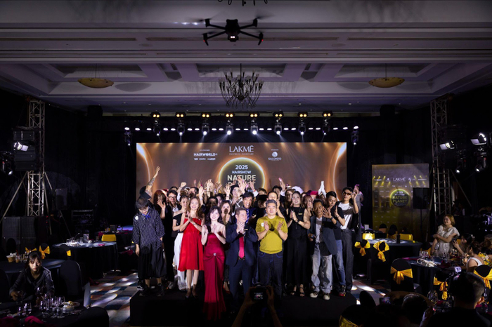 Lakmé Elite Hairshow 2025 còn là nơi giao thoa giữa tinh thần sáng tạo, tư duy thẩm mỹ hiện đại và khát khao định hình bản sắc ngành tóc Việt Nam trên bản đồ quốc tế.