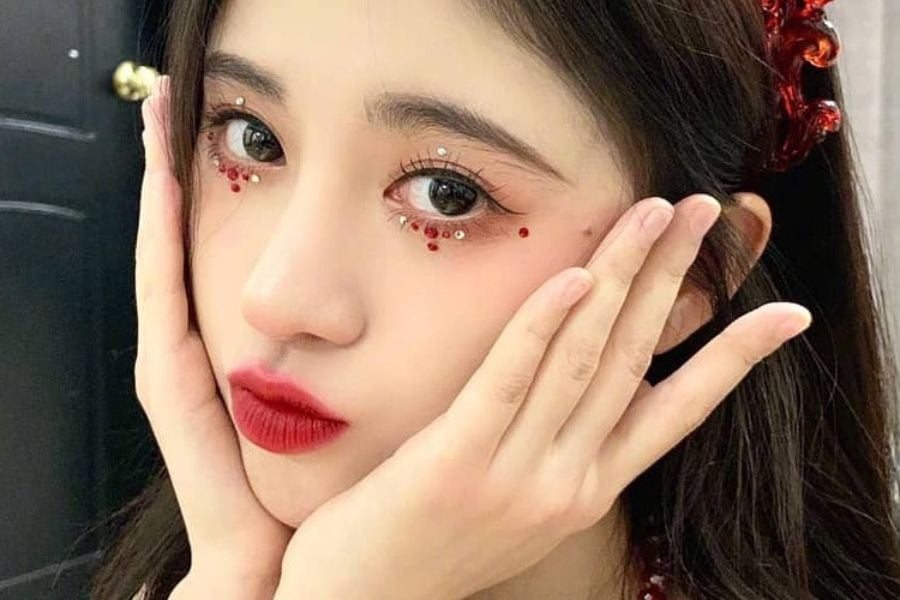 Hè 2025 chứng kiến sự "nổi loạn" của mi mắt với loạt gam màu chói lọi