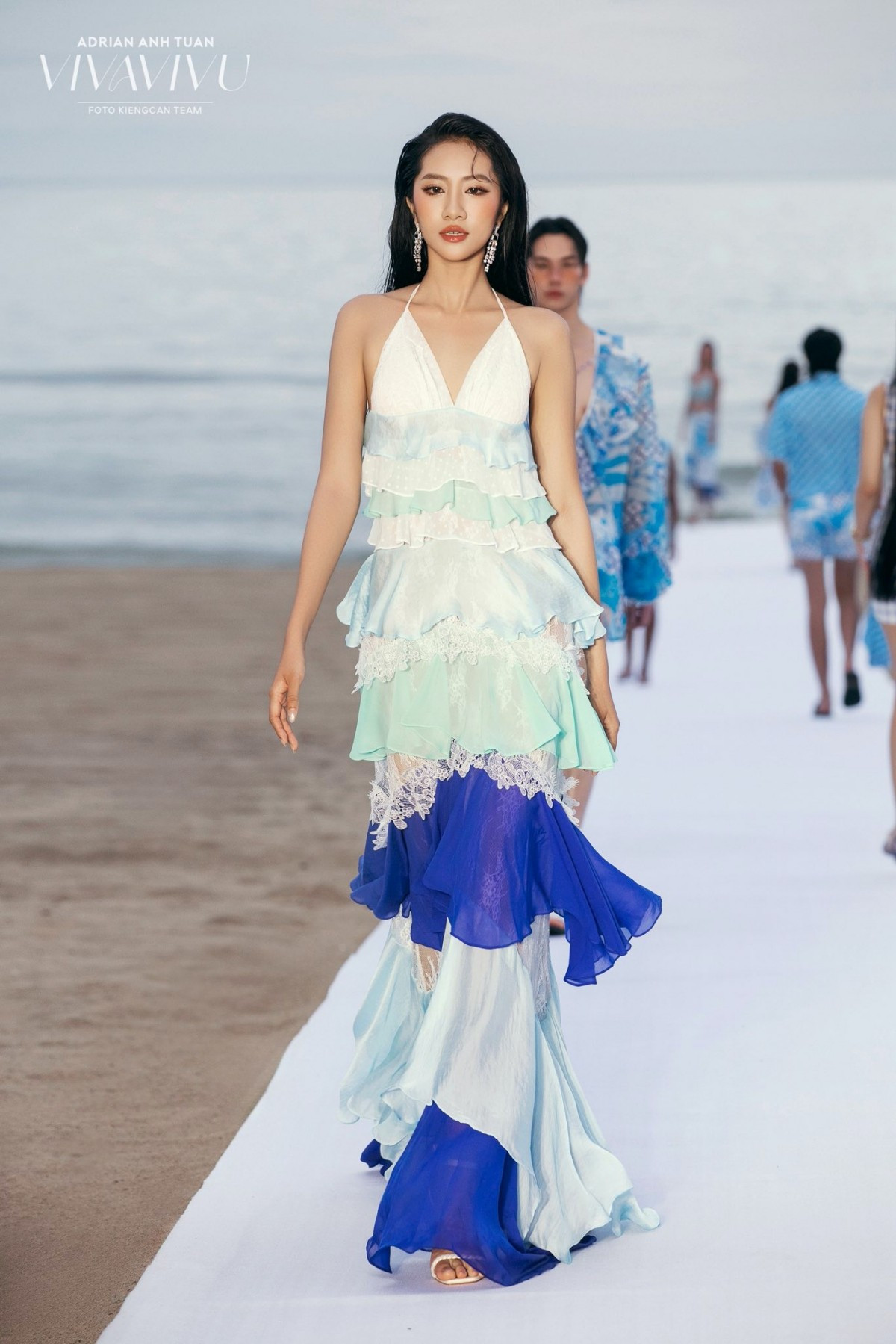 nàng hậu còn khiến khán giả bất ngờ bởi lối catwalk uyển chuyển, vững vàng và duyên dáng. 