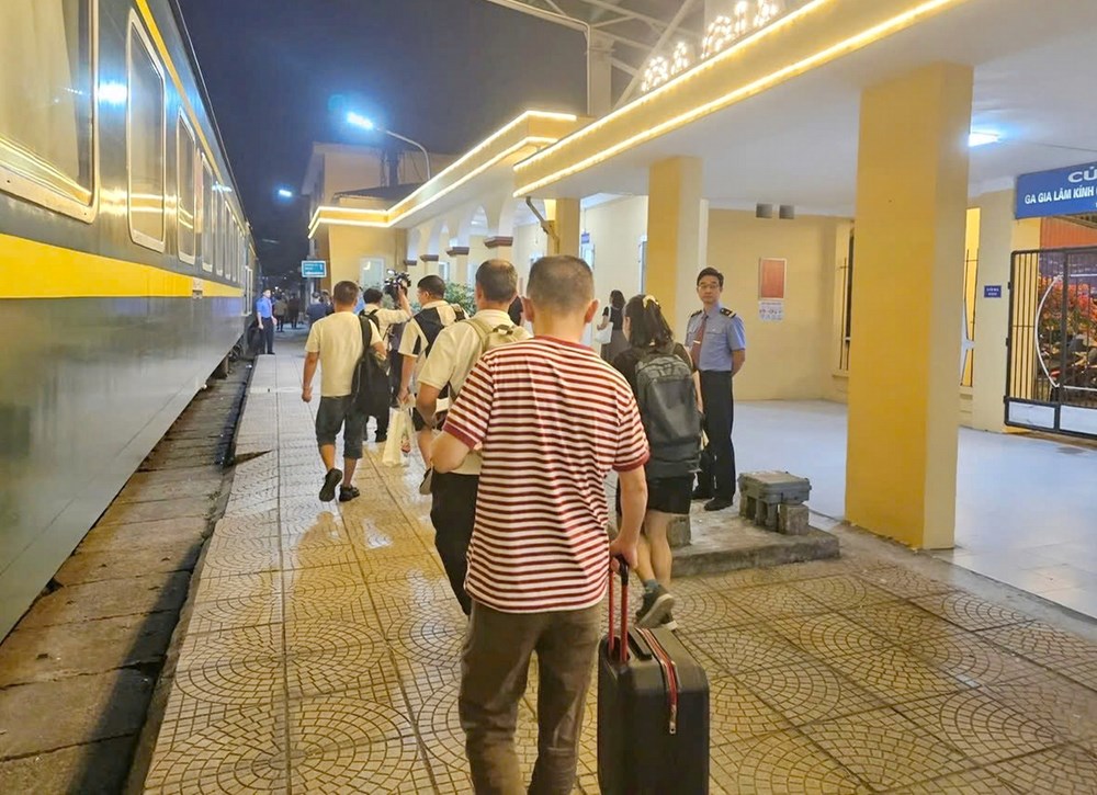  ngành đường sắt bắt đầu mở bán vé tàu liên vận quốc tế từ ga Gia Lâm (Hà Nội) đi Nam Ninh (Trung Quốc) tại tất cả các ga thuộc hệ thống đường sắt Việt Nam.