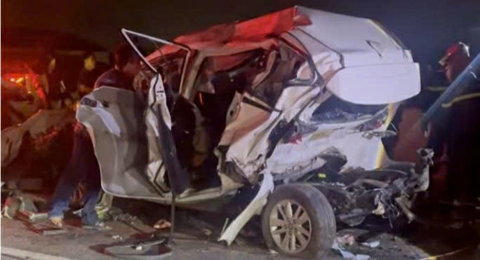 Ô tô 7 chỗ bị bẹp dúm