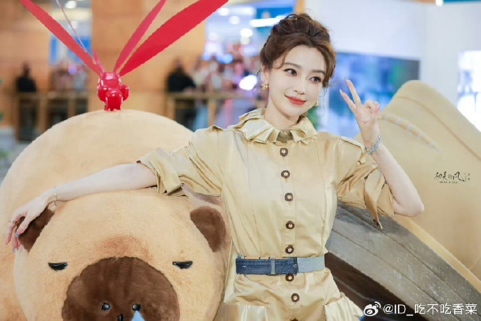  Không còn hào quang, Angelababy rơi nước mắt khi phải mặc lại váy cũ từ 3 năm trước