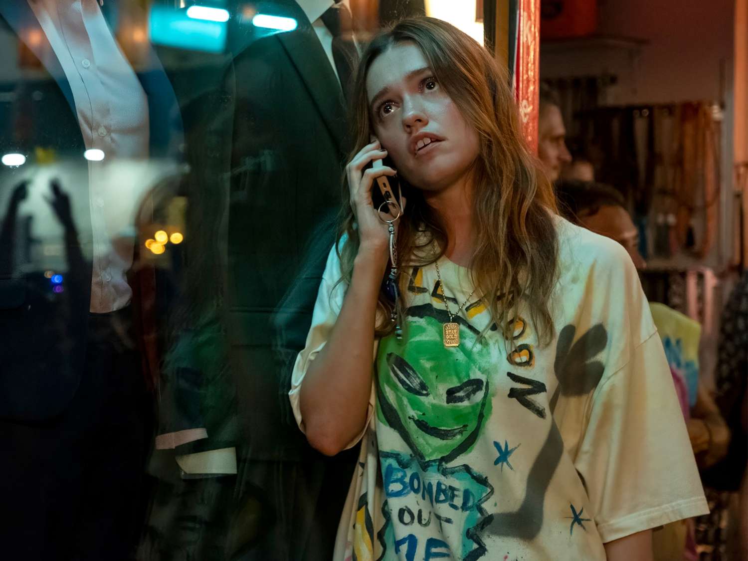  tạo ra một thế đối lập thú vị với “clean girl” và “quiet luxury” vốn đề cao sự tối giản và sang trọng.