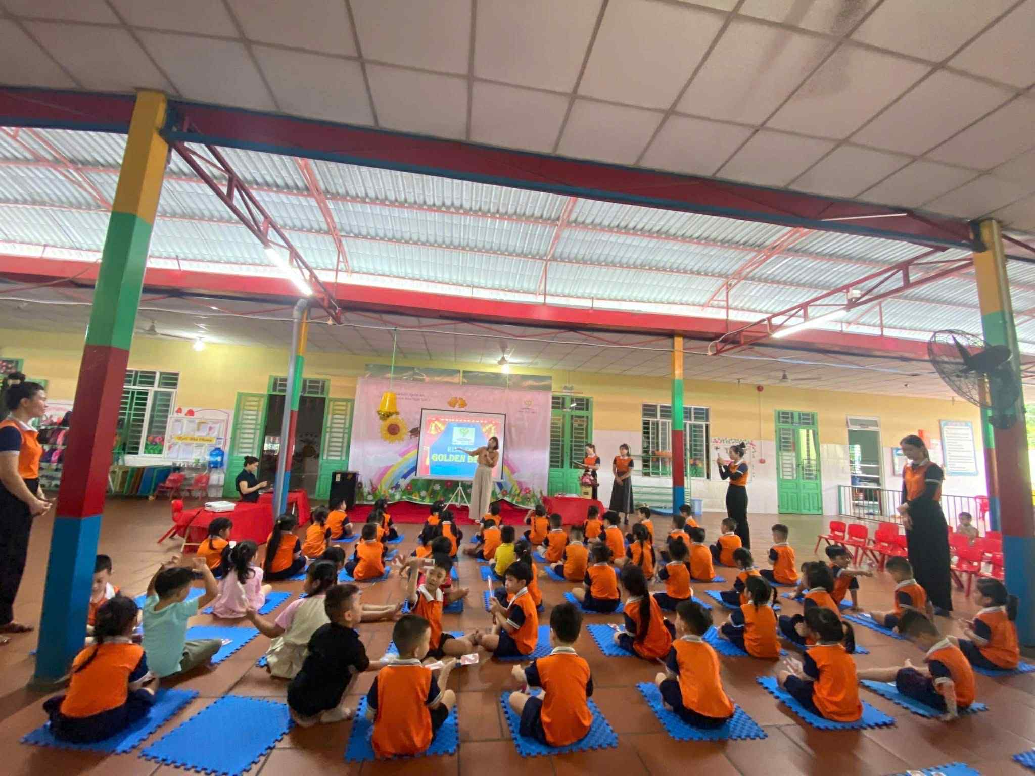 Các em nhỏ hào hứng tham gia buổi học kỹ năng “Golden Bee”, hoạt động giáo dục giúp trẻ phát triển tư duy, khả năng phản xạ và tinh thần tập trung.