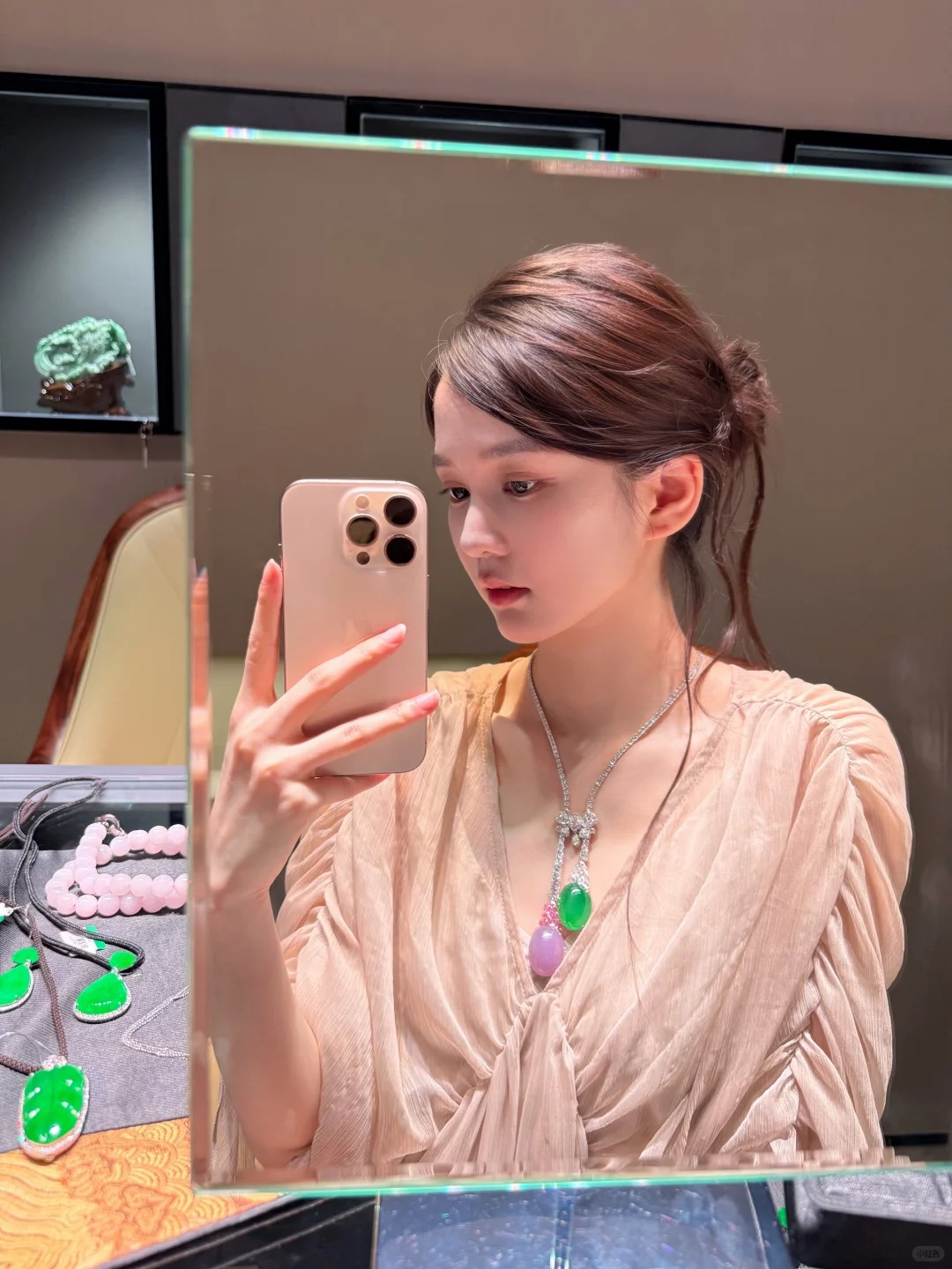 Ngọc phỉ thúy không chỉ là món trang sức đắt đỏ mà còn là “ngôn ngữ” quyền lực thầm lặng của nhiều phú bà Trung Quốc.