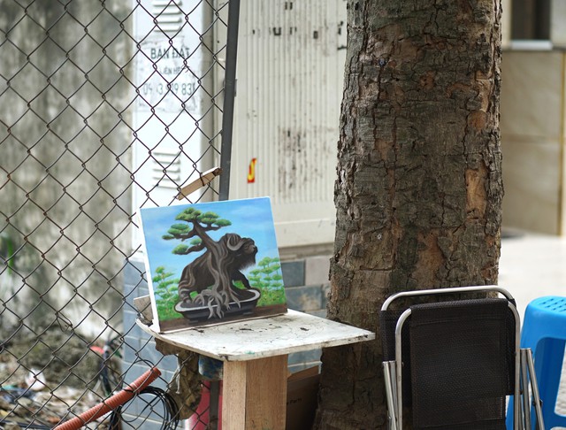 Có người đến xem, có người chụp hình, cũng có người ngỏ ý mua tranh.