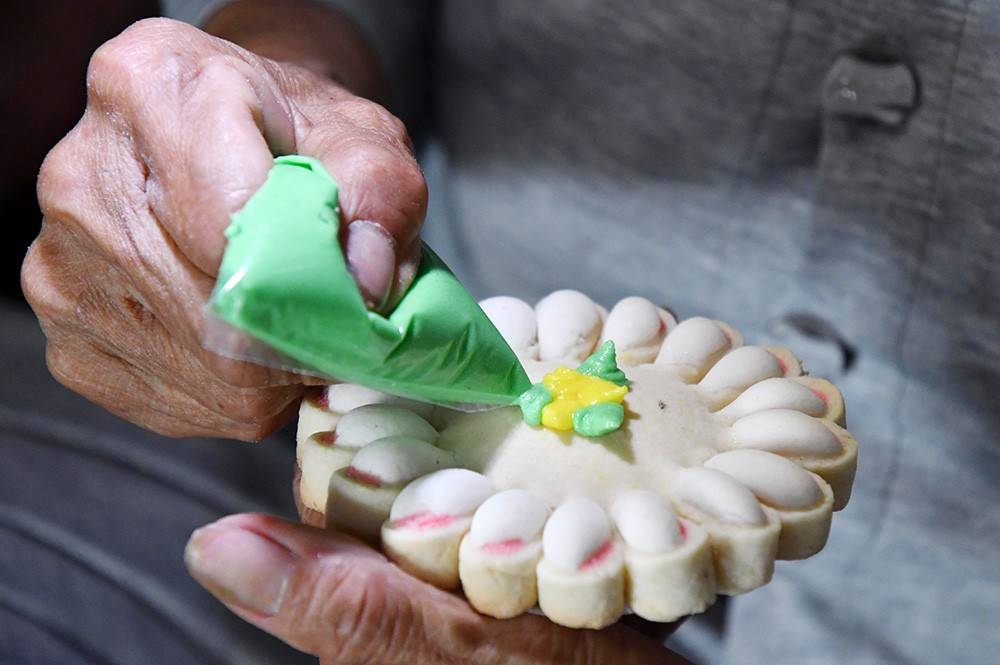 Thủ công trong từng xoắn bột