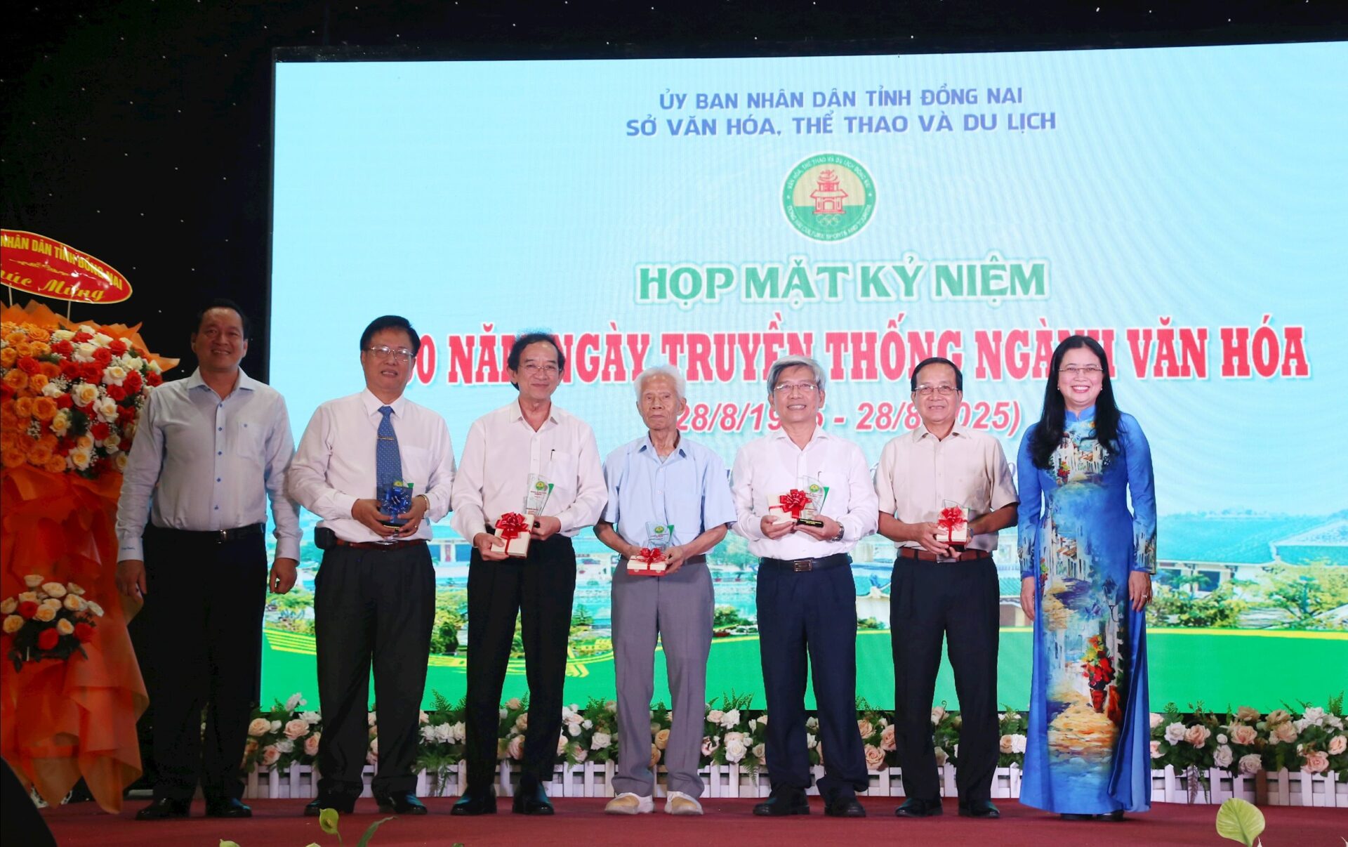 Giám đốc Sở VH-TT&DL tặng quà tri ân những đóng góp của nguyên lãnh đạo Sở Văn hóa, Thể thao và Du lịch Đồng Nai qua các thời kỳ.Ảnh: Văn Dũng