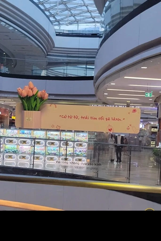  Loạt thông điệp “chữa lành” tại Vạn Hạnh Mall gây sốt: “Bạn không cô đơn, yêu thương vẫn quanh đây”