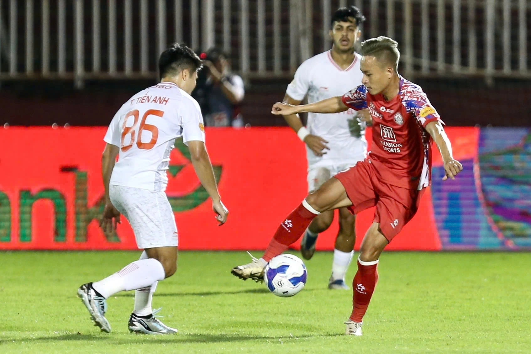 Sau hơn hai thập kỷ vắng bóng, Công An TP HCM tái xuất ở V-League khi tiếp nhận suất thi đấu của CLB TP HCM.