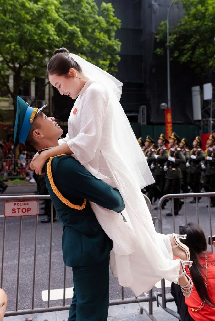 vừa lãng mạn vừa gợi niềm tự hào dân tộc với hình ảnh áo dài và quân phục.