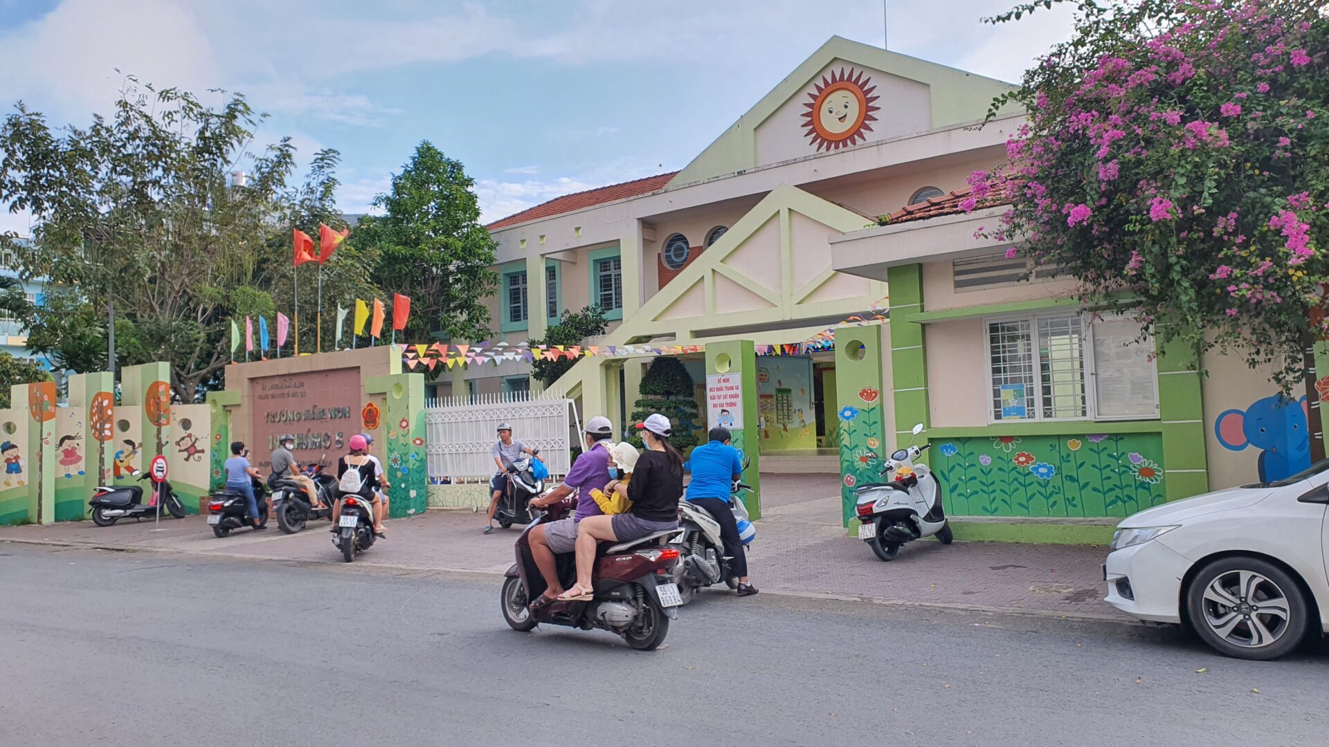  Nhiều trường THCS, THPT lùi giờ vào học 7h30 để phù hợp quy định mới