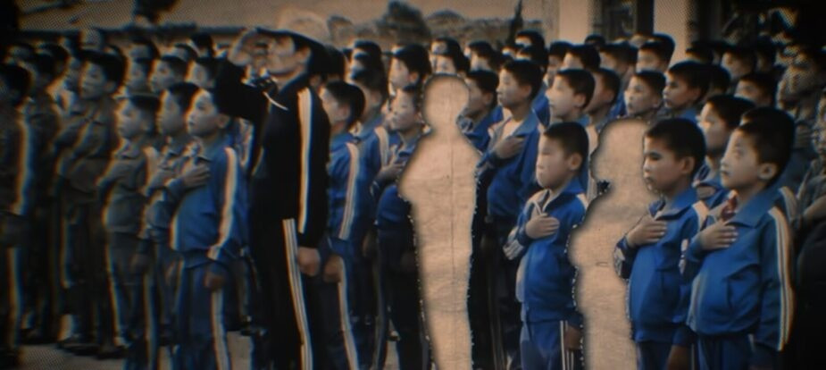 bên cạnh những góc nhìn chưa từng được tiết lộ, tác phẩm cũng bị chỉ trích vì cách tái hiện nỗi đau gây sốc.