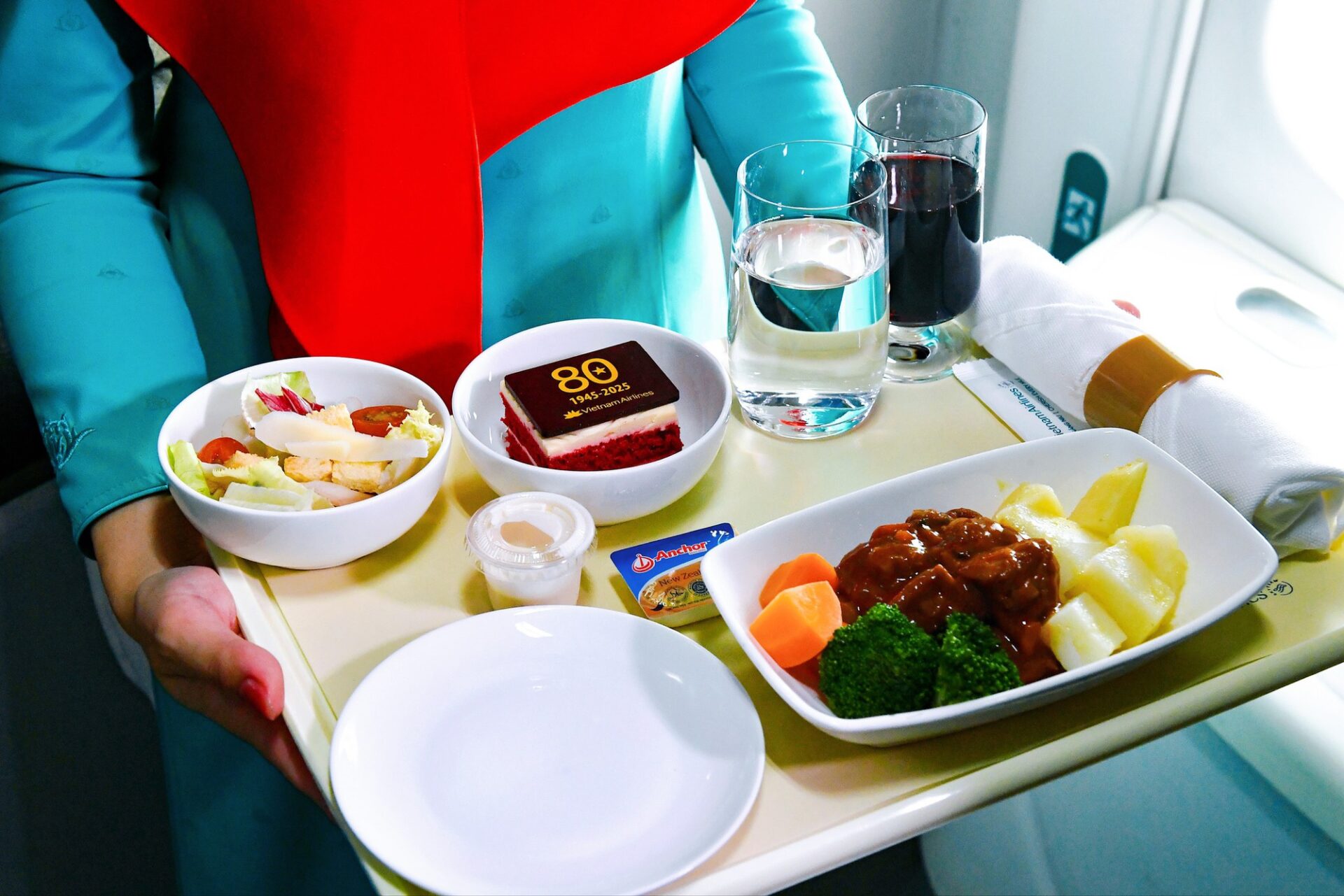 Vietnam Airlines giới thiệu chuỗi hoạt động đặc biệt trên một số chuyến bay Hà Nội – TP.HCM, mang tên “Cất cánh tự hào Việt Nam”.