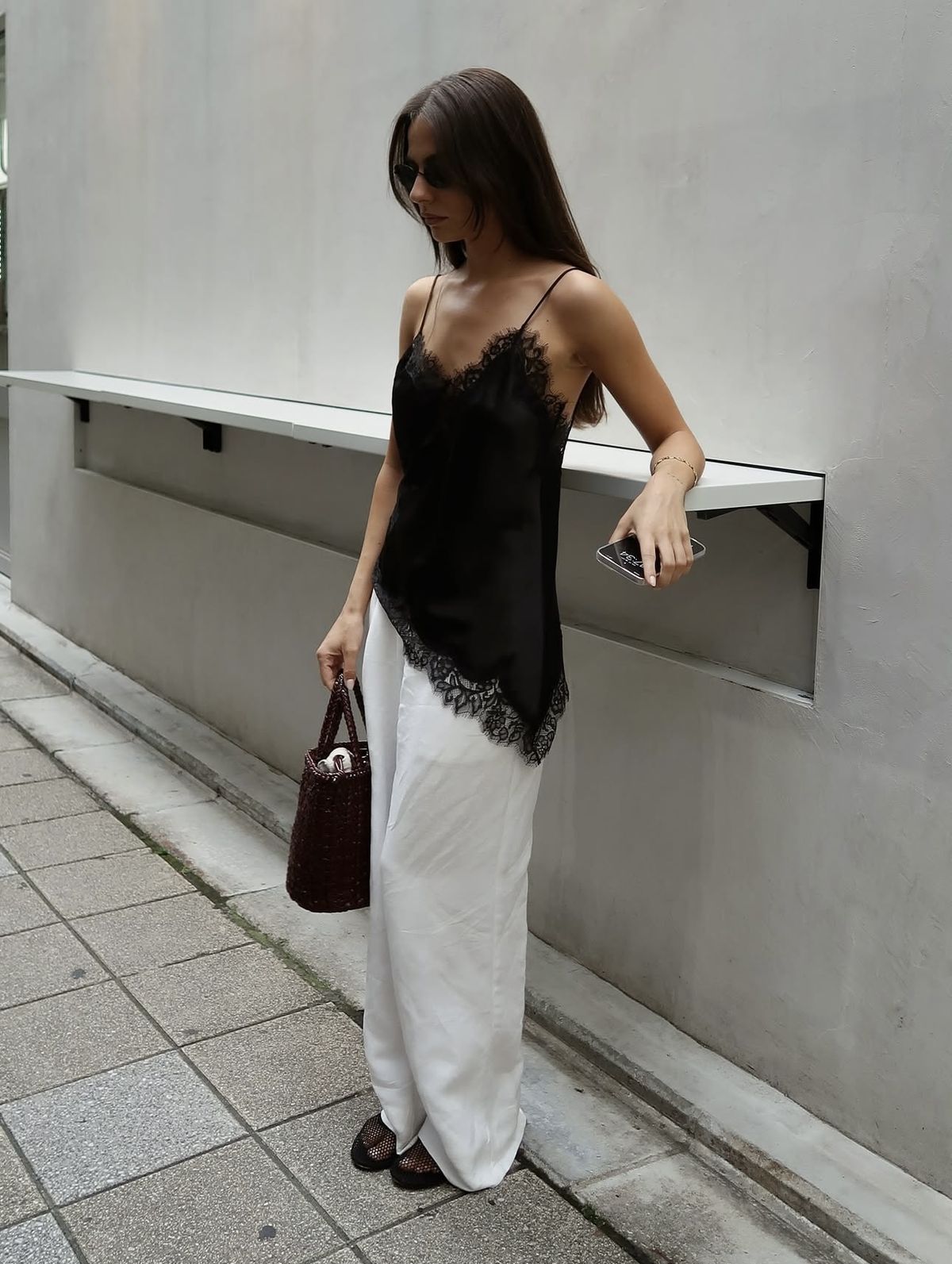 Slip dress ren – “vũ khí” cho mọi buổi tiệc
