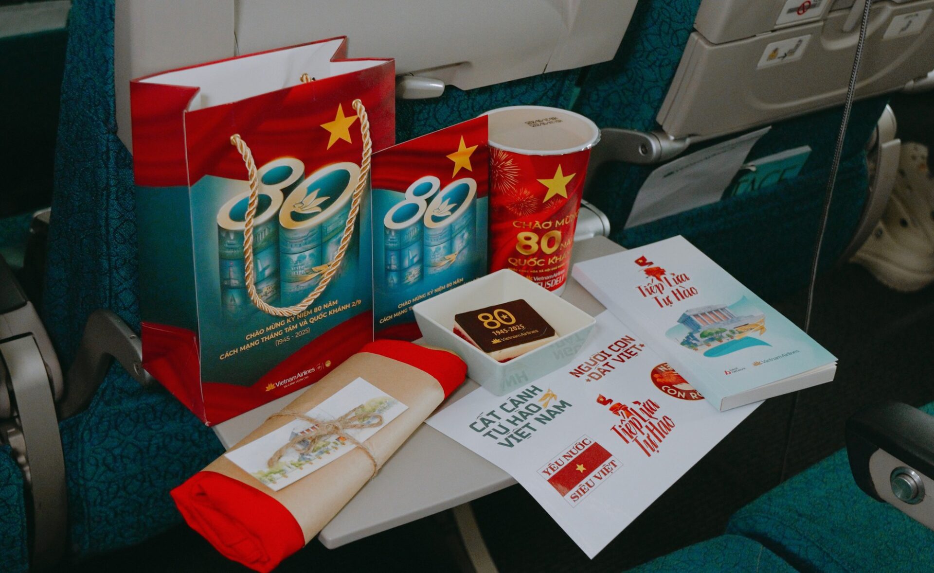 Từ suất ăn, quà tặng cho đến âm nhạc, tất cả đều thấm đẫm sắc màu kỷ niệm.