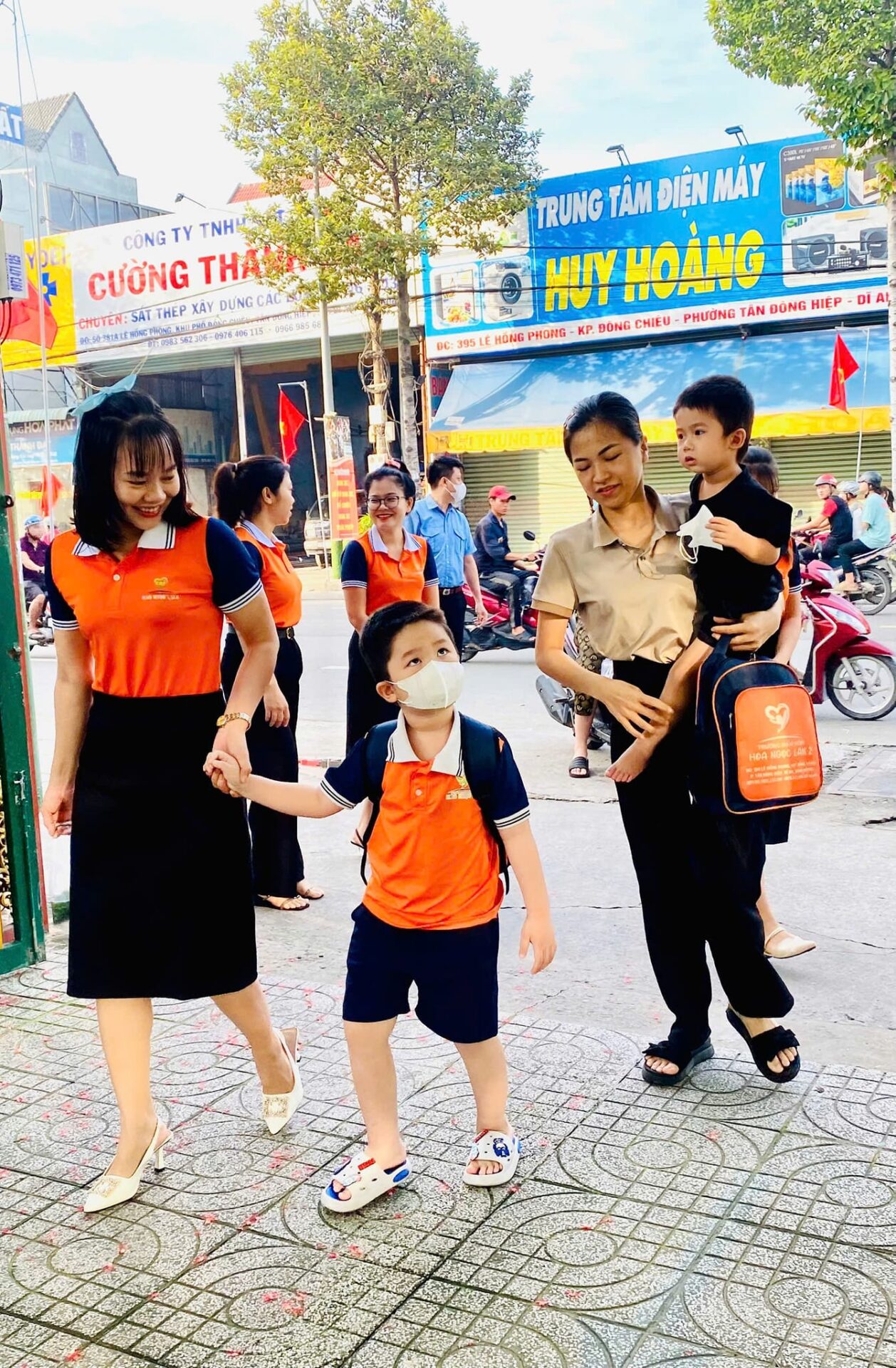 Giáo viên tận tình đón học sinh vào lớp, tạo cảm giác an tâm, thân thiện ngay từ cổng trường – một trong những nét văn hóa đẹp được Trường Mầm non Hoa Ngọc Lan 2 duy trì hàng ngày.