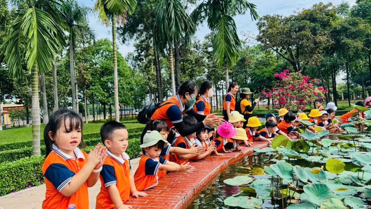 Các bé Trường Mầm non Hoa Ngọc Lan 2 hào hứng tham gia hoạt động trải nghiệm ngoài trời tại công viên.