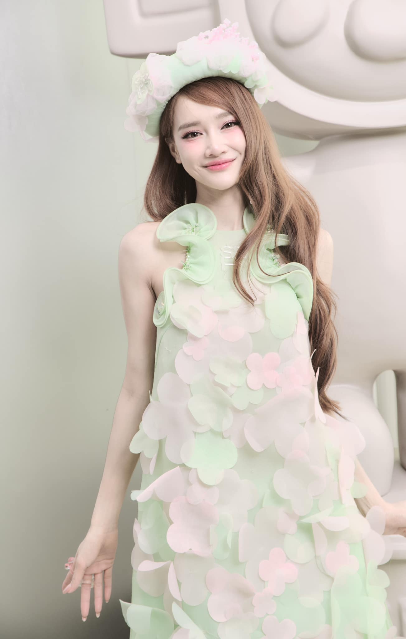  xuất hiện trước công chúng với trang phục trẻ trung, kết hợp nơ cài tóc và lớp trang điểm ngọt ngào.