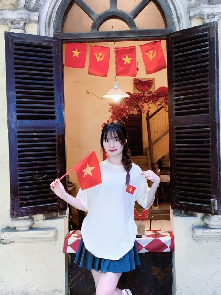 loạt ảnh check-in với áo phông yêu nước xuất hiện dày đặc trên các nền tảng.