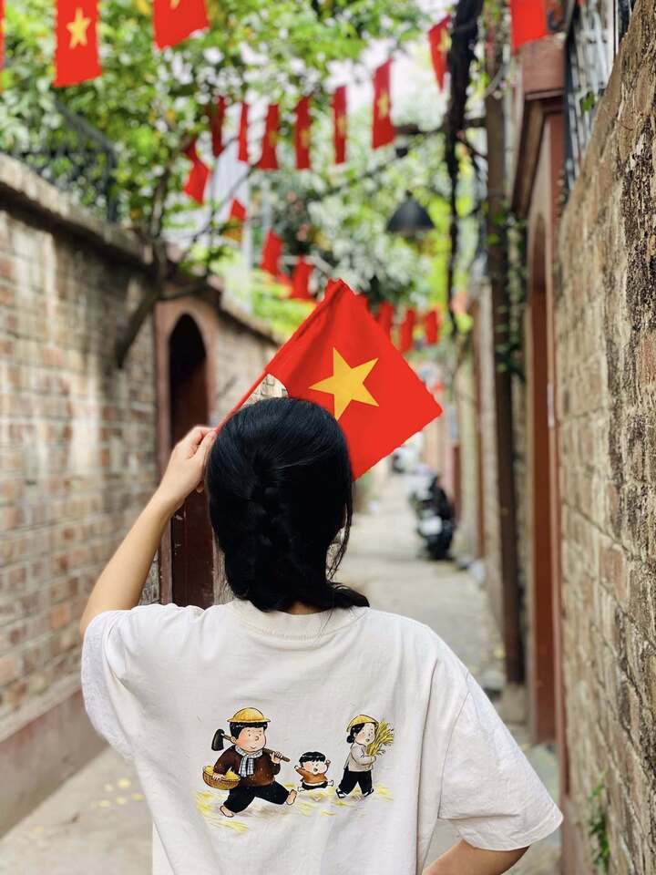 áo phông này không chỉ để “sống ảo” mà còn để mặc hàng ngày như một sự thể hiện giản dị nhưng ý nghĩa của lòng yêu nước.