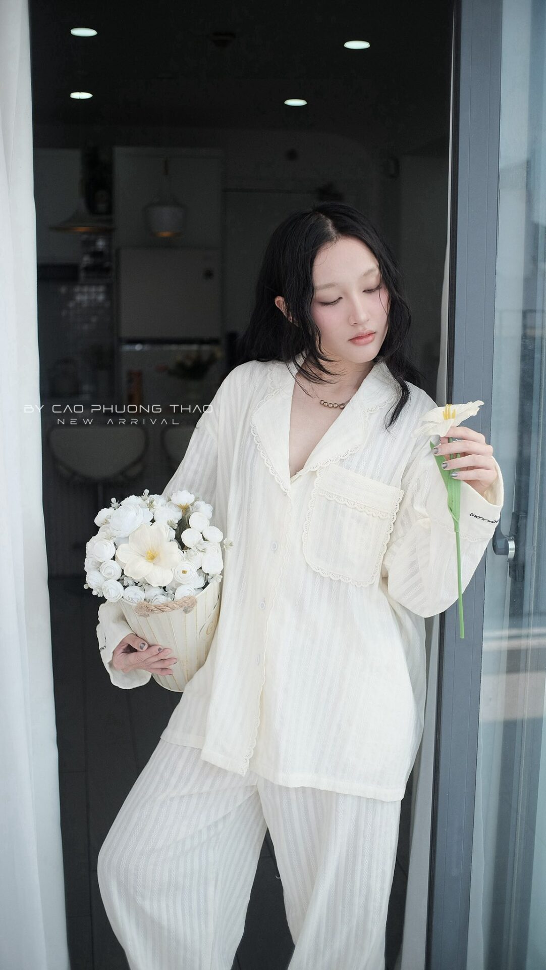 họn bước đi chậm rãi, tinh tế, gói trọn cảm xúc vào từng đường kim mũi chỉ.