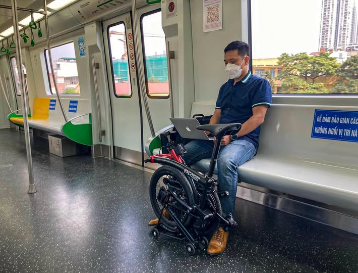 Từ 1/8, TP.HCM thí điểm cho mang xe đạp gấp lên metro số 1, thúc đẩy kết nối phương tiện cá nhân với hệ thống giao thông công cộng thân thiện môi trường.