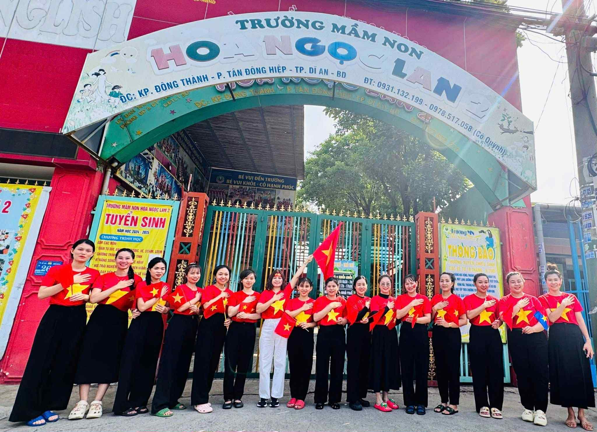 Giáo viên Trường Mầm non Hoa Ngọc Lan 2 rạng rỡ trong sắc đỏ quốc kỳ, thể hiện tinh thần đoàn kết và nhiệt huyết cống hiến vì sự nghiệp “trồng người”.