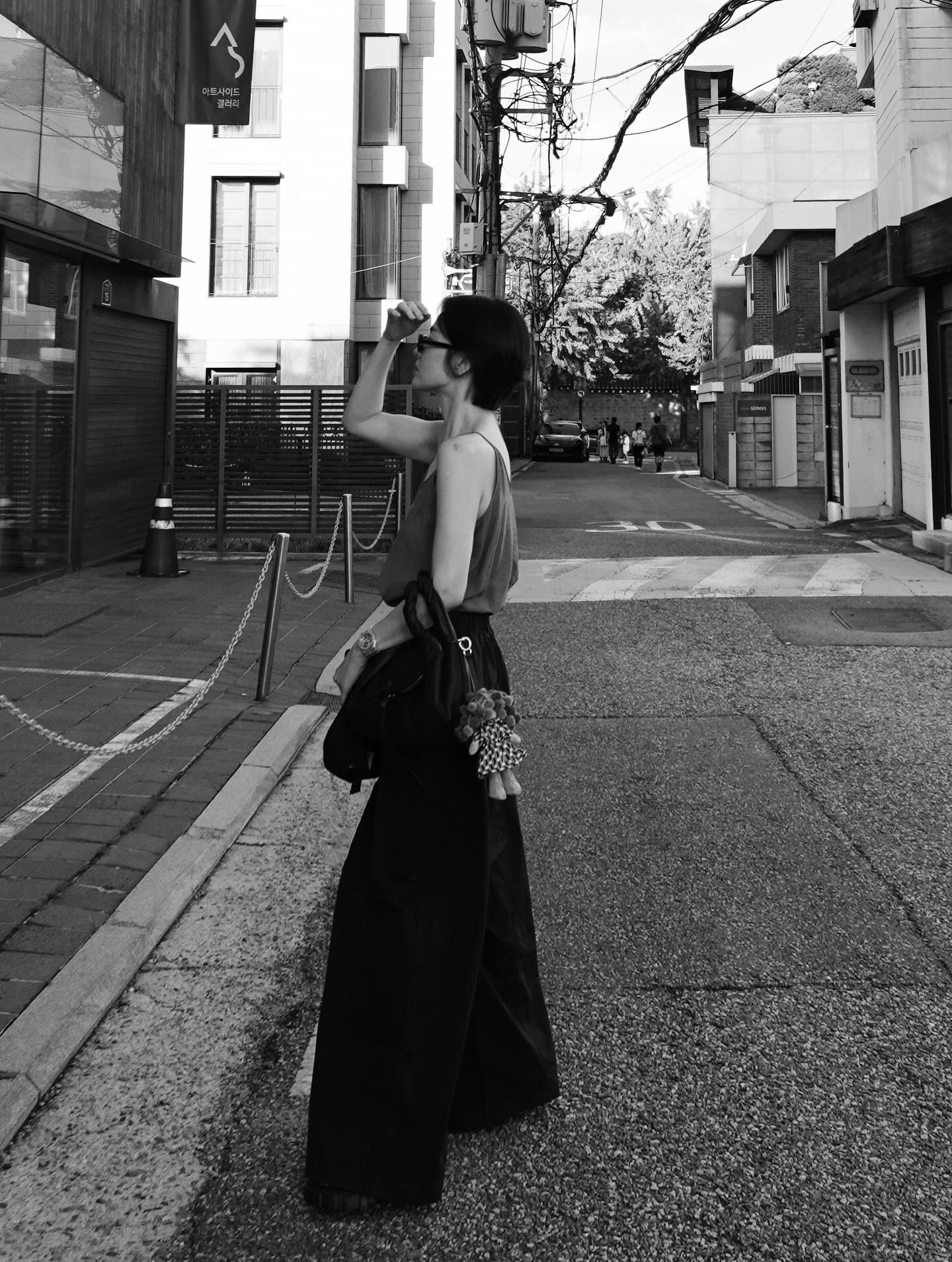 Song Hye Kyo luôn biết cách phối cùng quần ống suông sao cho hợp lý.