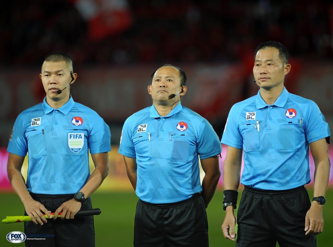 Trọng tài Trần Đình Thịnh (ngoài cùng bên phải)