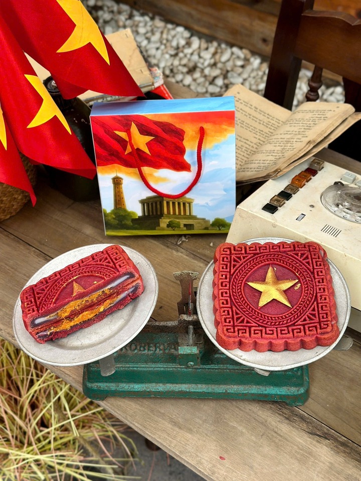  Bánh Trung thu hình cờ đỏ sao vàng và bản đồ Việt Nam gây “sốt” dịp Quốc khánh 2/9