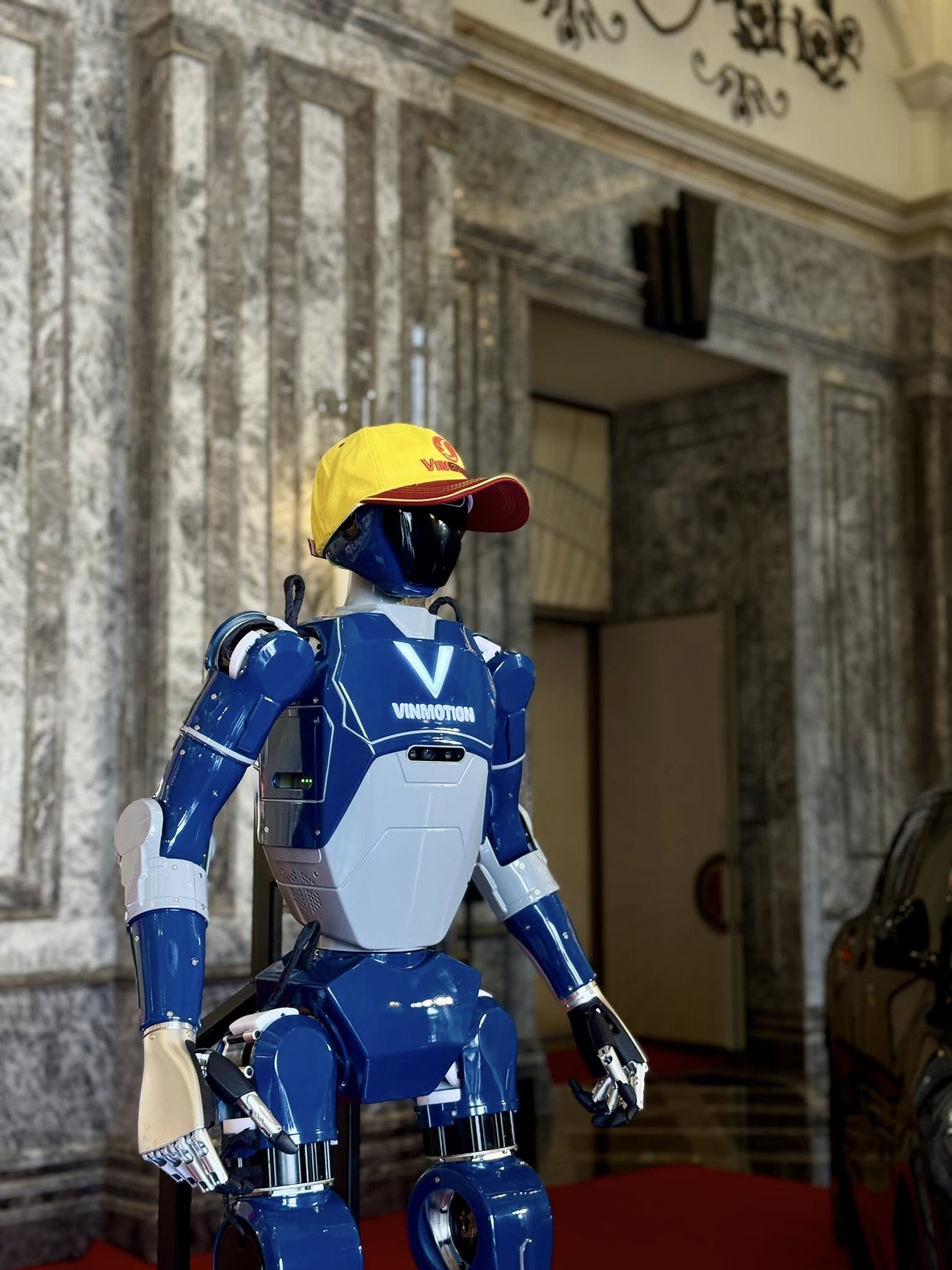 các humanoid của VinMotion vẫn vận hành mượt mà, giữ khoảng cách và cân bằng chính xác.