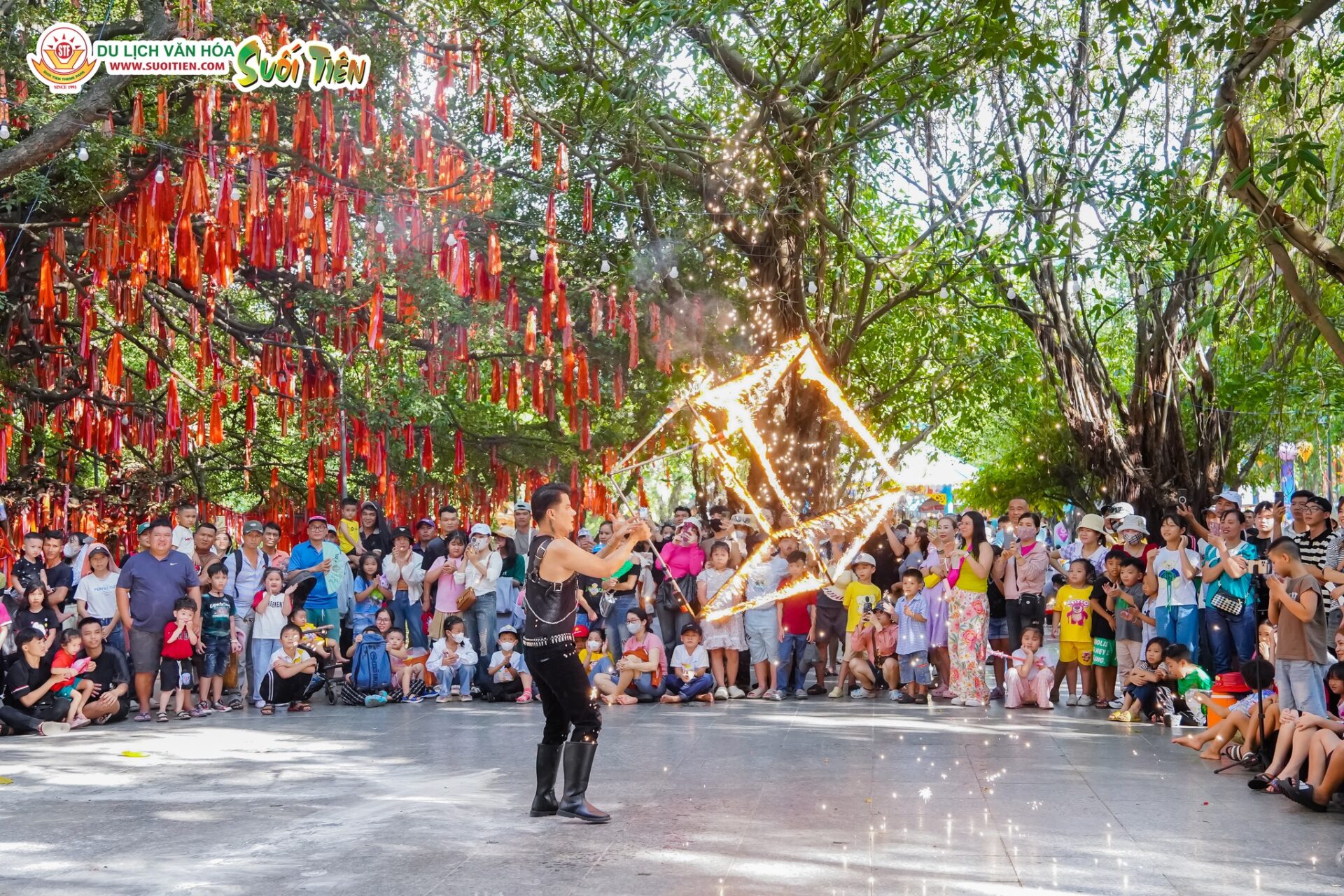 Nhìn lại hành trình 30 năm, Suối Tiên đã đón tiếp hơn 5 triệu lượt khách mỗi năm, nhiều công trình được vinh danh trong top điểm đến giải trí hàng đầu khu vực.